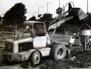 Tracteur avec le nom de l'entreprise, lors de la construction de l'église protestante Saint-Matthieu (vers 1964)