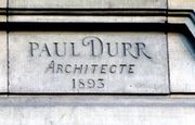 Nom de l'architecte et date de construction gravés à droite au-dessus de l'entrée