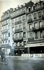 Document d'archive: photo de l'immeuble avec l'enseigne Remington (1942 ?). Au dos, on lit : Victor Faller, 3 rue Ste Odile