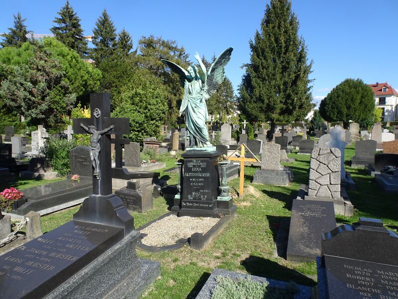 statue d'ange sur une tombe de 1910 située dans un ancien