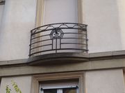 balconnet du premier étage de forme arrondi avec motifs art décoratif