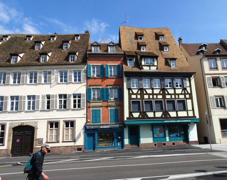 Fichier:6, quai des Pêcheurs, Strasbourg, 2019, vue avec distance bis.jpg