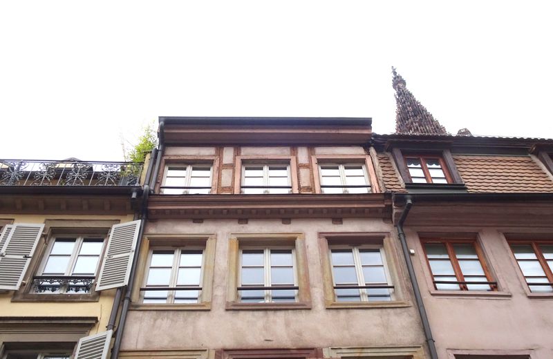 Fichier:36, rue des Hallebardes, Strasbourg, 2019, haut avec la flèche.jpg
