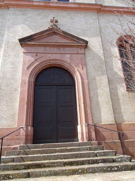 Fichier:Eglise Protestante Beblenheim , marches et entrée, , 2018.jpg