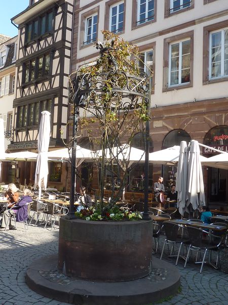 Fichier:Place du Marché-aux-Cochons-de-Lait Strasbourg 27958.jpg