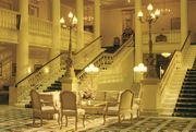 hall de l'hôtel avec escaliers monumentaux groupe hôtelier rezidor.com [archive]
