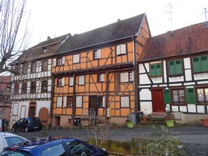 28, place du Marché-aux-Grains, Bouxwiller, vue d'angle large.jpg