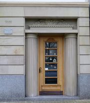 Porte avec pilastres et décor floral sculpté