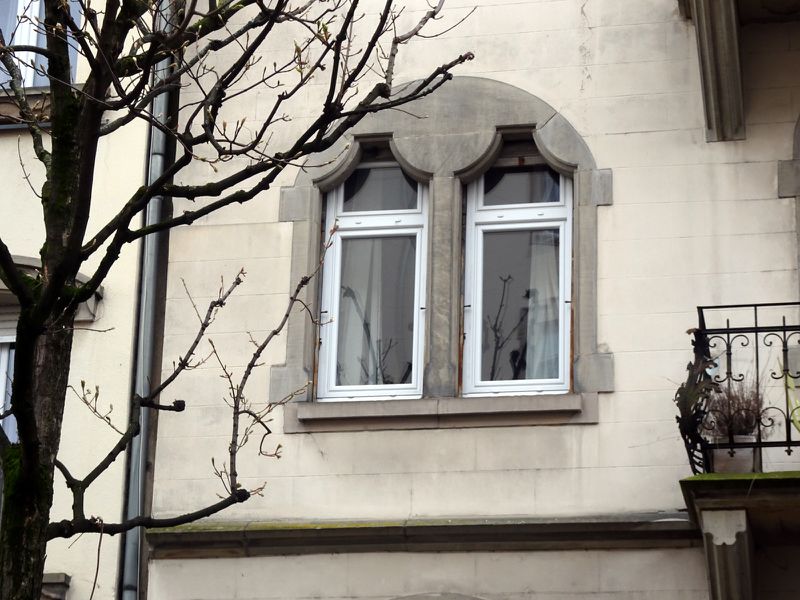 Fichier:8, rue de Verdun, Strasbourg, 2019, autres fenêtres géminées.jpg
