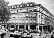 Avant 1968, au rez-de-chaussée l'entrée de l'Hôtel du Centre et la librairie Huffel1