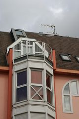 Vue d'un oriel surmonté d'un balcon (état en 2007)
