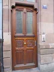 Porte d'entrée de style néo-gothique.