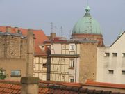 vue depuis l'arrière de l'immeuble : le dôme de l'église Saint Pierre le jeune (Catholique)