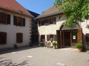 Entrée du musée aménagée dans la dépendance du presbytère. A l'arrière, extension moderne.