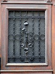 Détail de la ferronnerie de la porte d'entrée