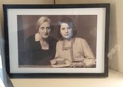 Madame Schweitzer et sa fille Rhéna née le 14 janvier 1919