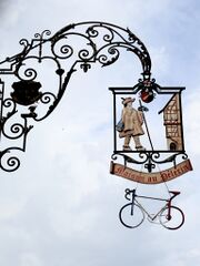 Enseigne décorée d'un vélo pour le passage du Tour de France