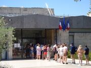 File d'attente devant une autre entrée