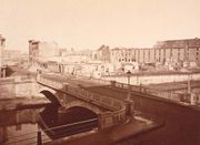 La rue du Faubourg de Pierre avec le pont du même nom photographiée par A. C. Baudelaire. BNU [archive] Pris depuis 9 Quai Kellermann (Strasbourg)