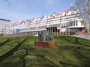 Vue de la sculpture avec le Palais du Conseil de l'Europe