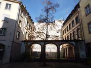 Depuis la rue du Paon, vue de la cour séparant le bâtiment arrière et le bâtiment avant