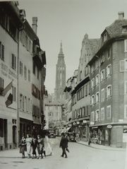 rue des Serruriers vers 1930, cliché pris depuis place Saint Thomas (Strasbourg), ou l'on voit au bout les travées de la grande percée