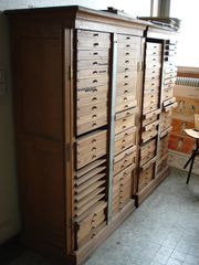 Institut d'Embryologie (mobilier de rangement ancien destiné à contenir les collections de coupes histologiques)