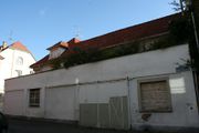 façade le long de la rue Saint Erhard avec grande porte coulissante