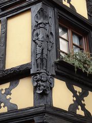 Lansquenet en armure sculpté dans le poteau cornier droit à hauteur du premier étage