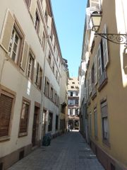 Pris depuis la rue des Echasses (Strasbourg), vue vers la rue du Dôme (Strasbourg)