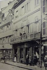 "Café New York" sur la ferronnerie du balcon du 2a rue des Clefs, carte postale ancienne