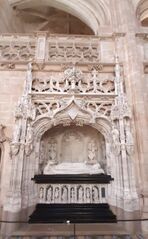 tombeau de Marguerite de Bourbon, mère de Philibert, tombeau installé "en enfeu" (niche funéraire) avec un encadrement au décor flamboyant, la tête repose sur un coussin et les pieds appuyés contres une levrette, symbole de fidélité