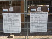 Panneaux de permis de construire modificatifs datés du 16 mars 2020 mentionnant les noms des agences d'architecture