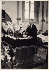 Autre vue du pasteur Walter Peter officiant dans l'église (coll. part.)