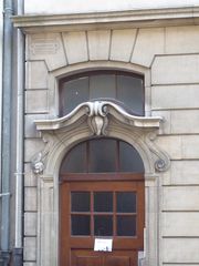 Porte d'entrée, avec une inscription au-dessus à gauche, du nom de l'entreprise de construction