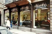 Photo d'archive: autre vue du magasin de pianos Prestel en 1990