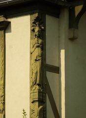 Poteau cornier à l'angle de la rue Schweighaeuser et du boulevard Tauler avec personnage féminin sculpté. Pris depuis rue Schweighaeuser (Strasbourg)