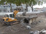 lâcher d'un bloc de béton pour essayer de fissurer le bunker.