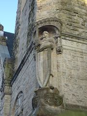 initialement saint Georges terrassant le dragon, dragon supprimé et remplacé par un bouclier orné de l’aigle impérial, puis en 1919 par la croix de Lorraine, avant d'être orné des armes de la ville de Metz