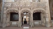 le jubé est un des rares conservés en France, il sépare le choeur de la nef accessible aux fidèles, le décor présente un entrelac de P et de M initiales de Philibert et de Marguerite, une superbe porte de chêne sculptée du XVIe siècle ferme le jubé