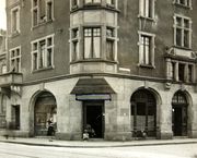 Document d'archive: photo du bas de l'immeuble, vers 1943