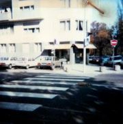 Document d'archive: photo du carrefour à l'angle de l'avenue des Vosges et du quai Koch, vers 1986