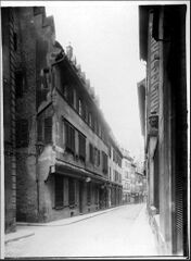 Vue depuis la rue des Serruriers, vers 1930. L'immeuble est le 3e en partant de la gauche. Les deux premiers n'existe plus (n°14 et 16)
