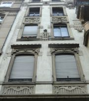 Fenêtres mises en valeur par le motif décoratif.