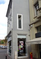 A la place de la petite vitrine dans l'angle, en 1934, il y avait la porte du passage