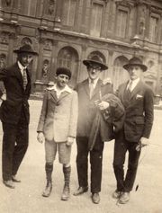Visite au Louvre en mai 1924 (avec les lunettes) (col. part.)