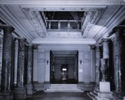 le hall d'entrée avec le vase de Sèvres, après 1922