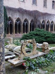 Décembre 2015, puits démonté, en attente dans le jardin du cloître