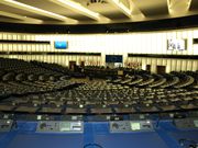 Hémicycle pour les eurodéputés est équipé de fauteuils de cuir noir.