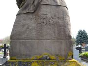 Signature du sculpteur et date (1864) au dos du monument